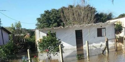 Com cheias do Arroio Velhaco e rompimento de diques, dois bairros ficam alagados em Arambaré 