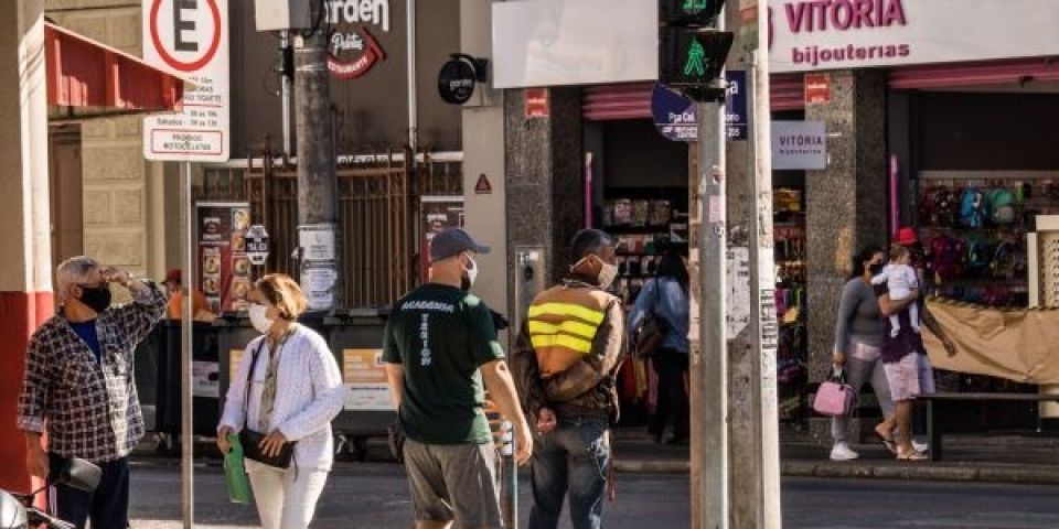 Pelotas desobriga uso de máscara em locais fechados