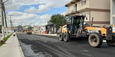 Equipes retomam pavimentação asfáltica da Av. José Loureiro da Silva em Camaquã