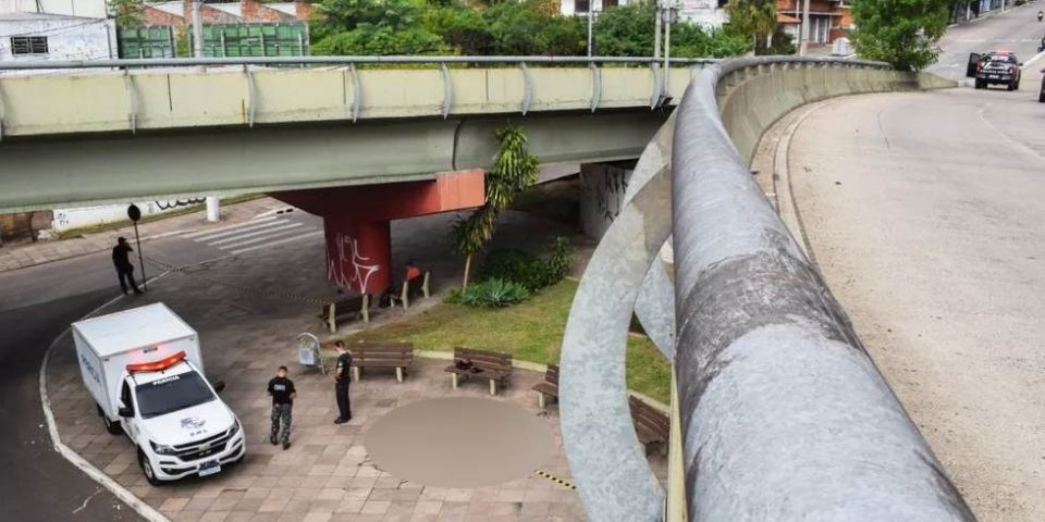 Motociclista morre após cair de viaduto em Porto Alegre