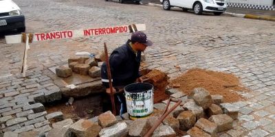 Secretaria de Infraestrutura realiza reparos no calçamento em Camaquã