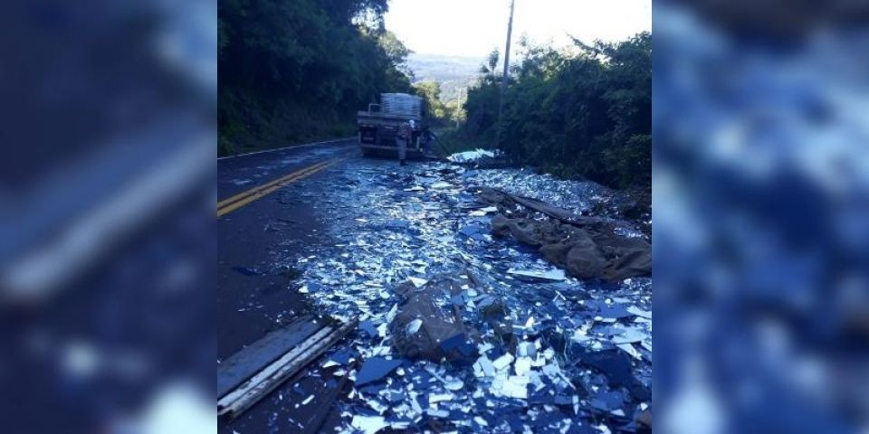 Espalhamento de carga de espelhos deixa ERS-415 em meia pista