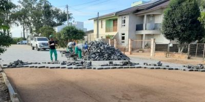 Ruas Teixeira de Freitas e Lagoa Vermelha começam a receber calçamento em Camaquã