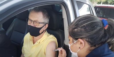 Vacinação da gripe para idosos acima de 60 anos segue em drive-thru no Sesc/Senac