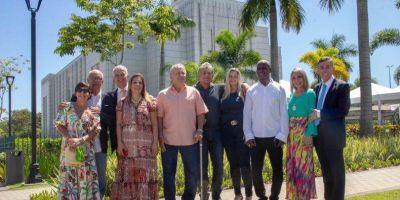 Famosos e ex-jogadores de futebol, entre eles Zico, Júnior e Tita, visitam Templo do Rio de Janeiro