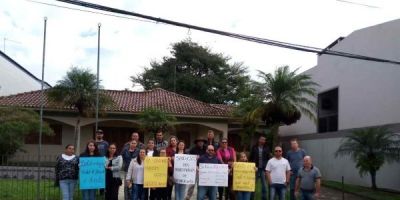 Grupo de servidores municipais protesta pedindo reforma salarial em Sentinela do Sul