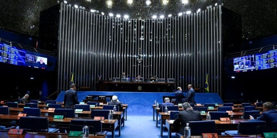 Senado aprova MP com piso permanente de R$ 400 para Auxílio Brasil