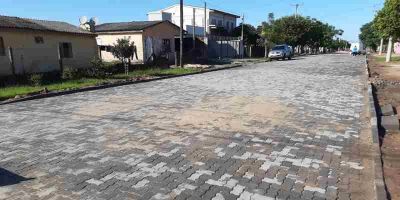 Calçamento da Rua Lagoa Vermelha está próximo de ser concluído 