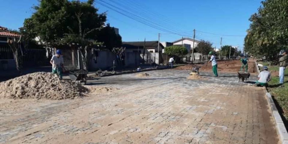 Avança obra de calçamento da Rua Teixeira de Freitas em Camaquã