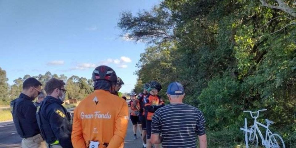 Grupo de ciclistas faz homenagem à Juliana Prestes da Silva, morta na BR-116