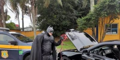 Batman fica sem bateria no Batmóvel e pede ajuda à PRF na BR-101 em SC