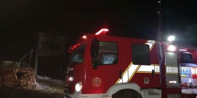 Bombeiros de Tapes combatem incêndio em serraria 