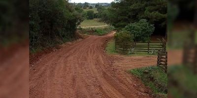 Trecho de estrada do interior de Camaquã recebe manutenção