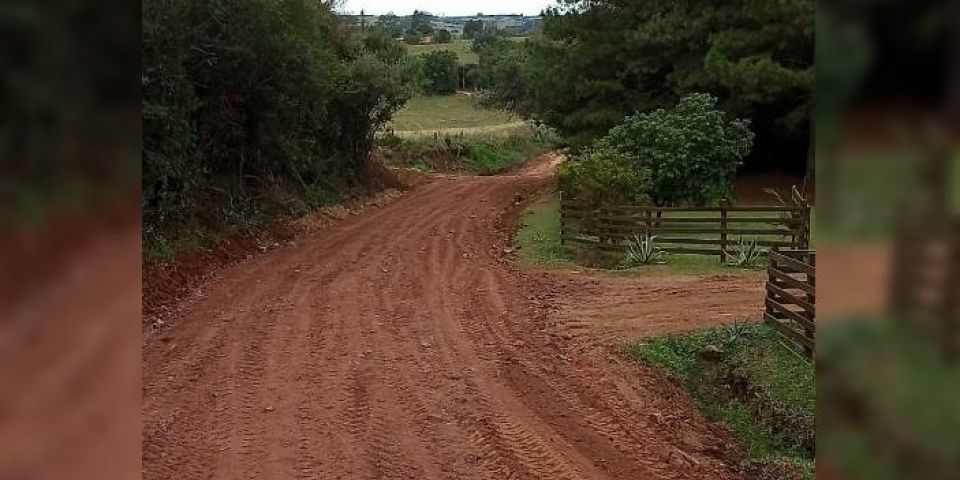Trecho de estrada do interior de Camaquã recebe manutenção
