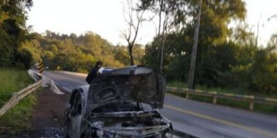 Assaltantes abandonam e incendeiam veículo durante fuga com reféns na BR-386 