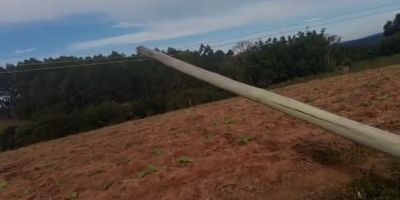 Poste caído há uma semana causa transtorno a moradores de localidade do interior de Camaquã