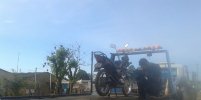 Jovens de 14 anos é flagrado dirigindo motocicleta em Camaquã