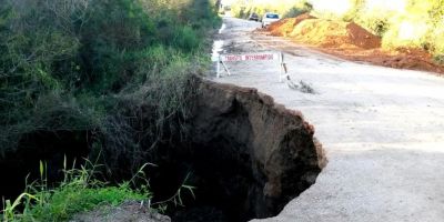 Secretaria dos Transportes realiza conserto na estrada da Capororoca