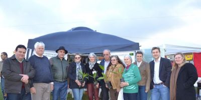 Agricultura doa mudas durante a Festa do Colono