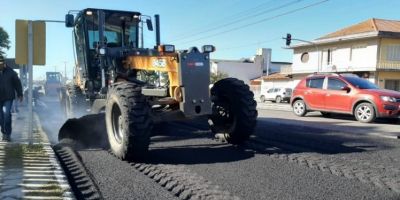 Asfalto é colocado em novo trecho da Loureiro da Silva em Camaquã