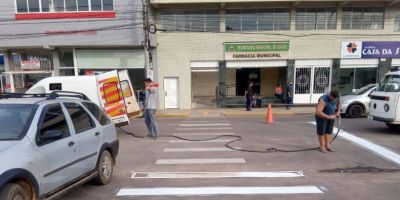 Faixas de pedestre são revitalizadas na Rua Marechal Floriano, em Camaquã