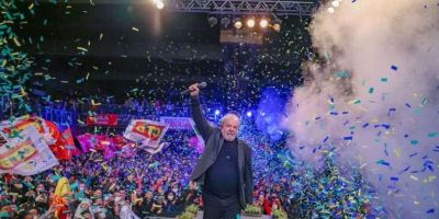 No RS, Lula defende legado do PT: "Não tinha mais gente passando fome neste país"