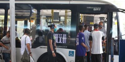 Gasolina mais cara faz pessoas trocarem carro por ônibus, prova estudo