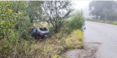 Veículo cai em matagal após motorista perder controle de direção na ERS-350