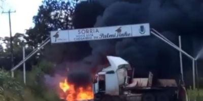 Carreta carregada com produtos químicos incendeia na ERS-472 no Norte do RS