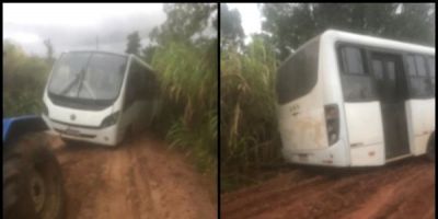 Ônibus escolar atola em estrada do interior de Camaquã