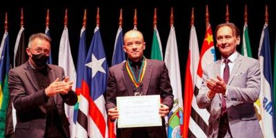 D’Alessandro é condecorado com Medalha do Mérito Farroupilha