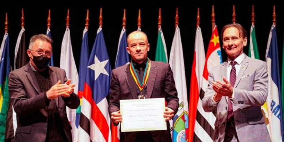 D’Alessandro é condecorado com Medalha do Mérito Farroupilha
