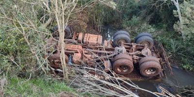 Motorista de caminhão acaba preso após capotar caminhão no RS