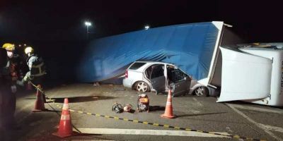 Motorista perde o controle da direção e caminhão tomba sobre carro no Norte do RS