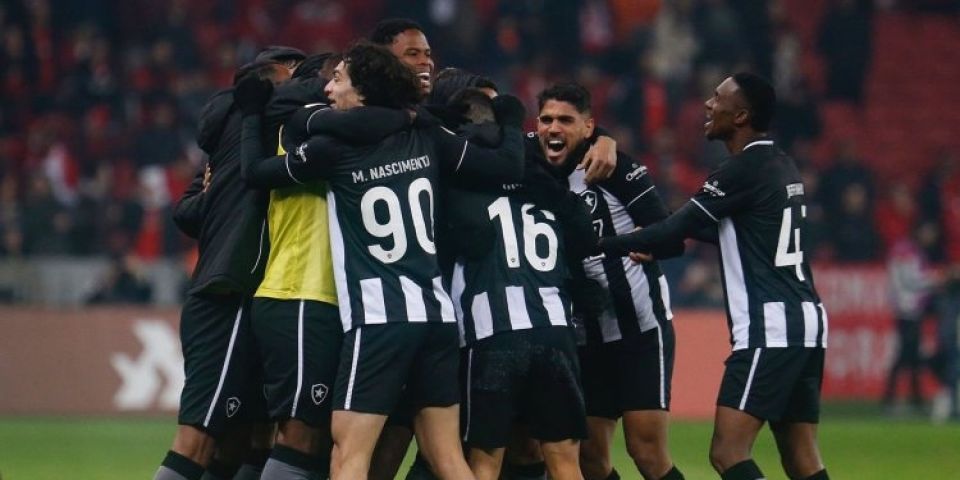 Com um jogador a mais, Inter perde de virada para o Botafogo