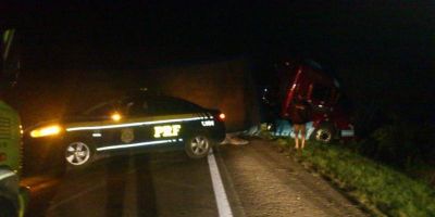 Carreta tomba sobre a BR-116 em Cristal. Rodovia ficou interrompida, mas já está liberada