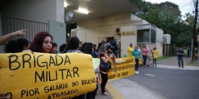 Esposas de policiais militares protestam em frente ao 9º BPM em Porto Alegre