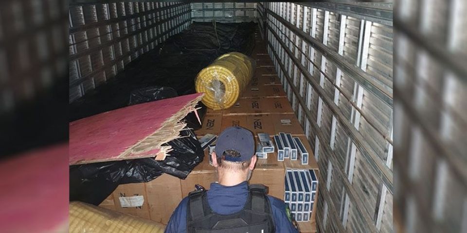 Receita Federal apreende 300 mil maços de cigarros em Torres