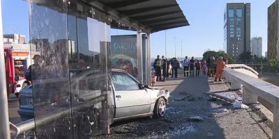 Carro bate em parada de ônibus e arremessa mulher da plataforma superior da Rodoviária, no DF