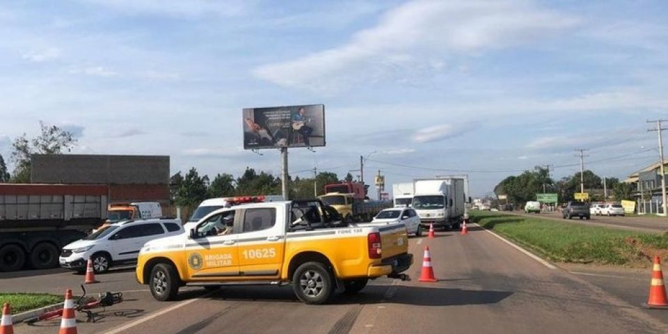 Ciclista morre atropelado por carreta em Portão