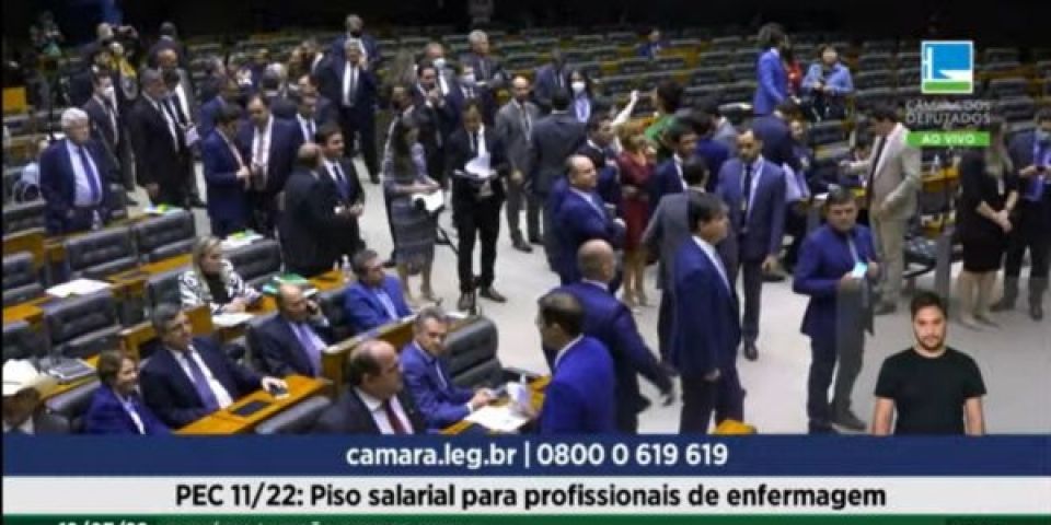 Aprovada em 1º turno PEC que prevê o piso nacional da Enfermagem