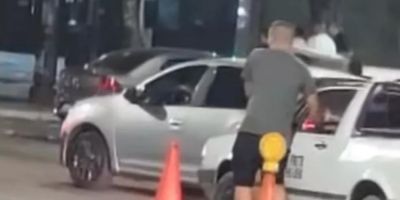 Vídeo de homens empurrando carro até blitz da Lei Seca viraliza nas redes sociais