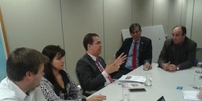 Vereadora Marivone participa de agenda em Brasília para solucionar impasse de retroescavadeiras