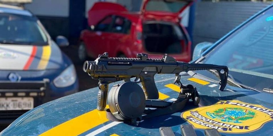 PRF prende casal com pistola adulterada para disparar rajadas em Passo Fundo