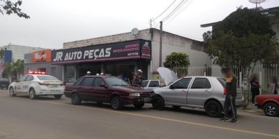 Dois automóveis se envolvem em colisão no centro de Camaquã