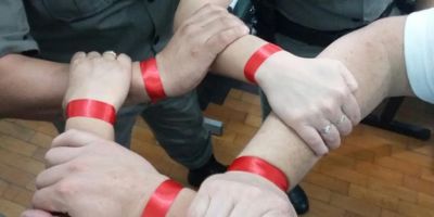 Em Novo Hamburgo PMs usam fitas vermelhas no pulso para simbolizar que a Segurança Pública está doente no RS