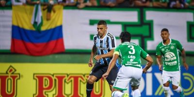 Com um a menos, Grêmio empata com a Chapecoense pela Série B