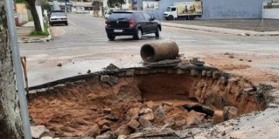 Substituição de canos provoca alteração no trânsito em rua do centro de Camaquã