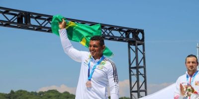 Isaquias Queiroz é campeão mundial no C1 500 metros no Canadá