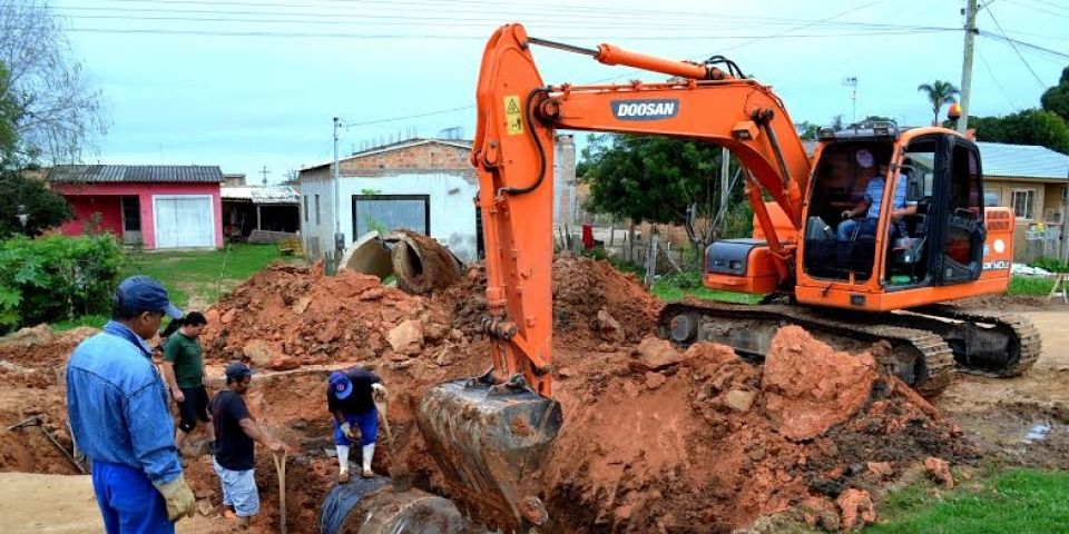 Infraestrutura realiza reparos na rua Colômbia, em Camaquã
